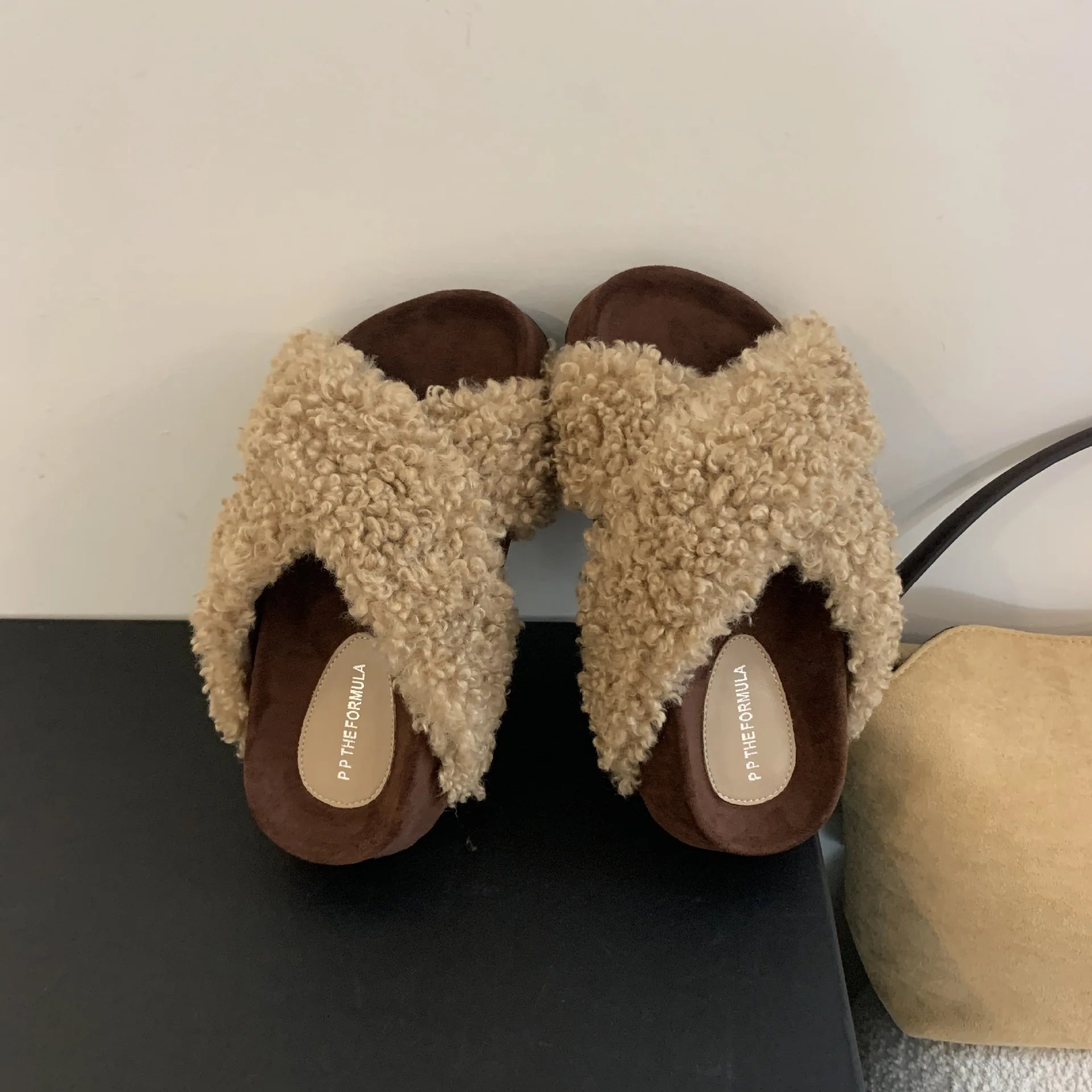 LBSFY  -  Cross Striped Lamb Wool Thick Soled Fur Shoes for Autumn and Winter Wear, Height Increasing Sponge Sole, Versatile One-Piece Mop