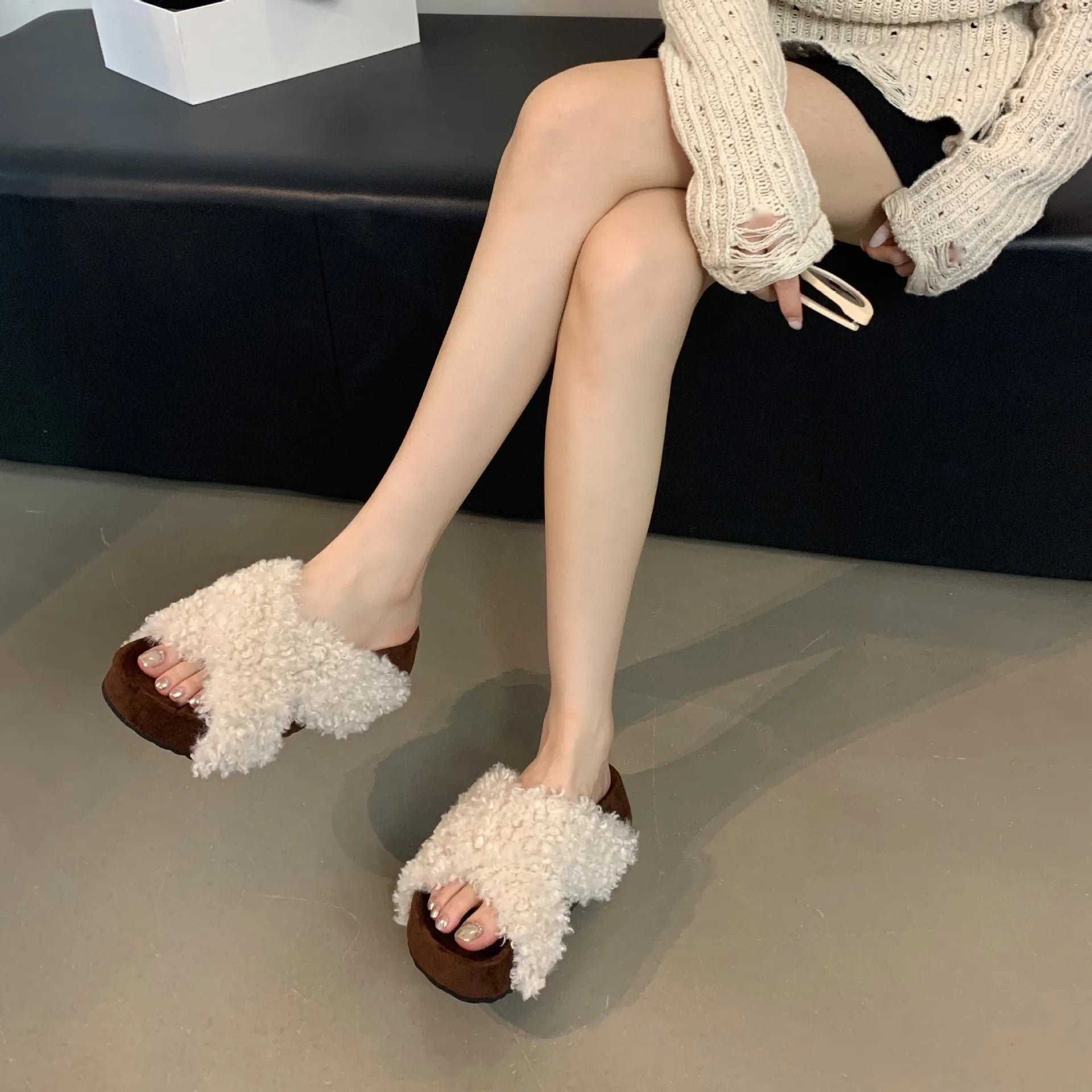 LBSFY  -  Cross Striped Lamb Wool Thick Soled Fur Shoes for Autumn and Winter Wear, Height Increasing Sponge Sole, Versatile One-Piece Mop