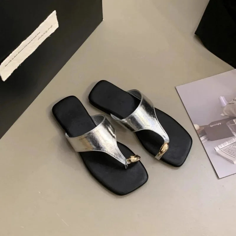 LBSFY -Women's Summer New Soft Flat Bottom Sandals Toe Post Beach Sandals Outdoor Rubber Sole Plastic Upper Metal Decorated Flip Flops