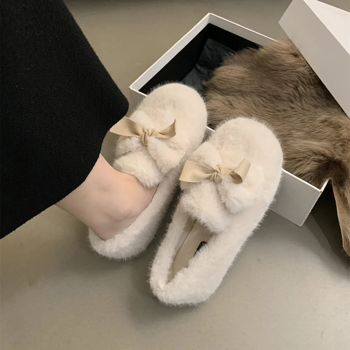 LBSFY  -A slip-on bean shoes women winter plus cashmere cotton shoes 2024 new bow hair shoes women wear flat shoes